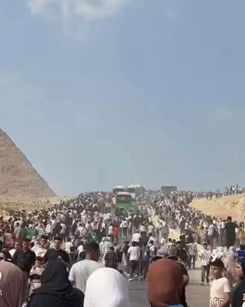 مشهد تاريخى فى الإقبال على زيارة الأهرامات