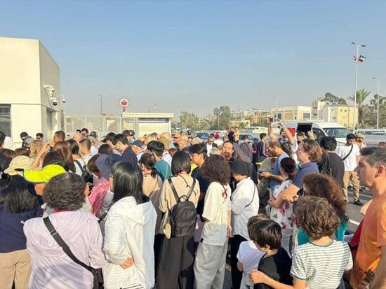 زوار الأهرامات من كل الأجناس