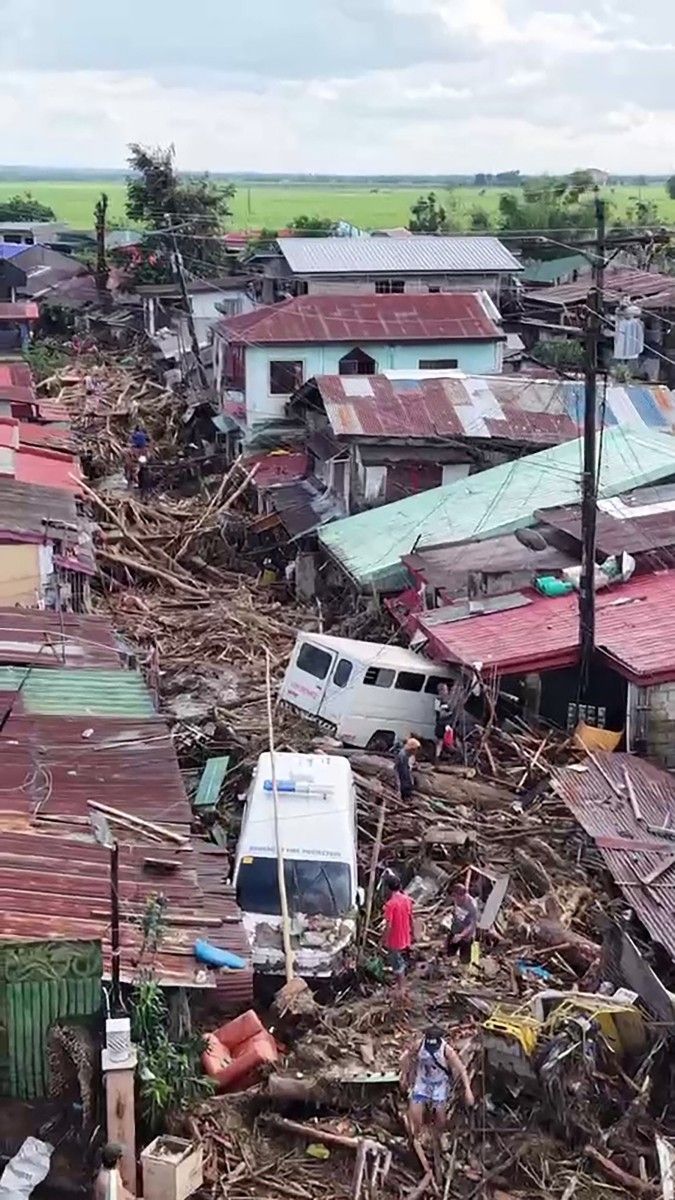 بيوت مدمّرة جرّا العاصفة (أ ف ب).