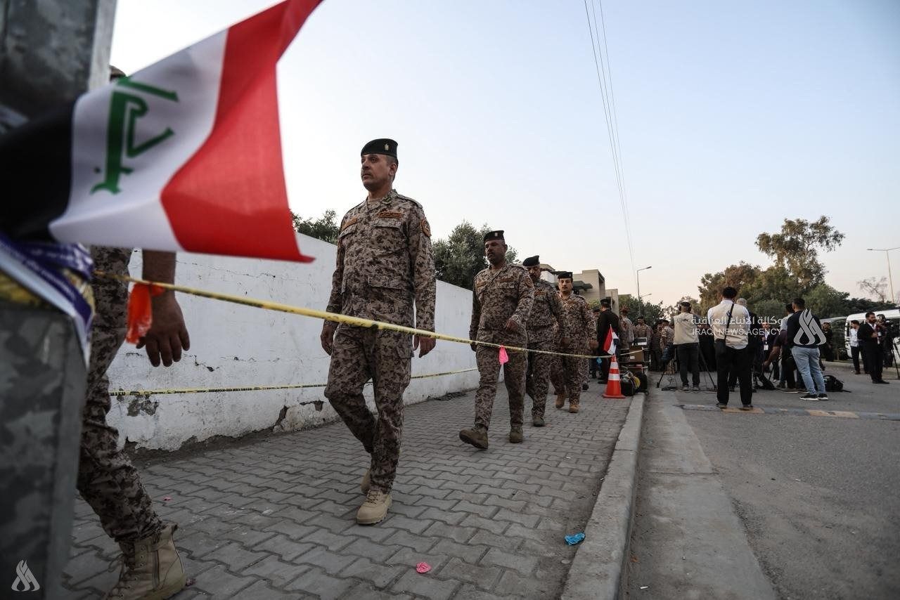 عناصر من قوات الأمن العراقية يصطفّون للإدلاء بأصواتهم (وكالة واع).