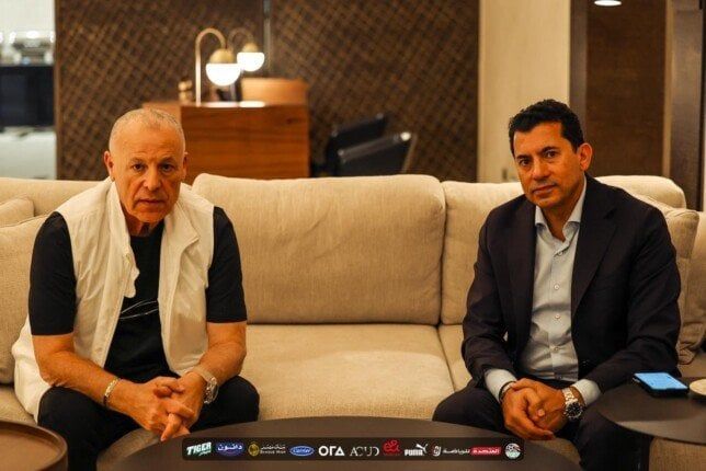 أشرف صبحي وأبو ريدة يجتمعان بحسام حسن لمتابعة استعدادات منتخب مصر لمعسكر الإمارات أشرف صبحي وأبو ريدة يجتمعان بحسام حسن لمتابعة استعدادات منتخب مصر لمعسكر الإمارات