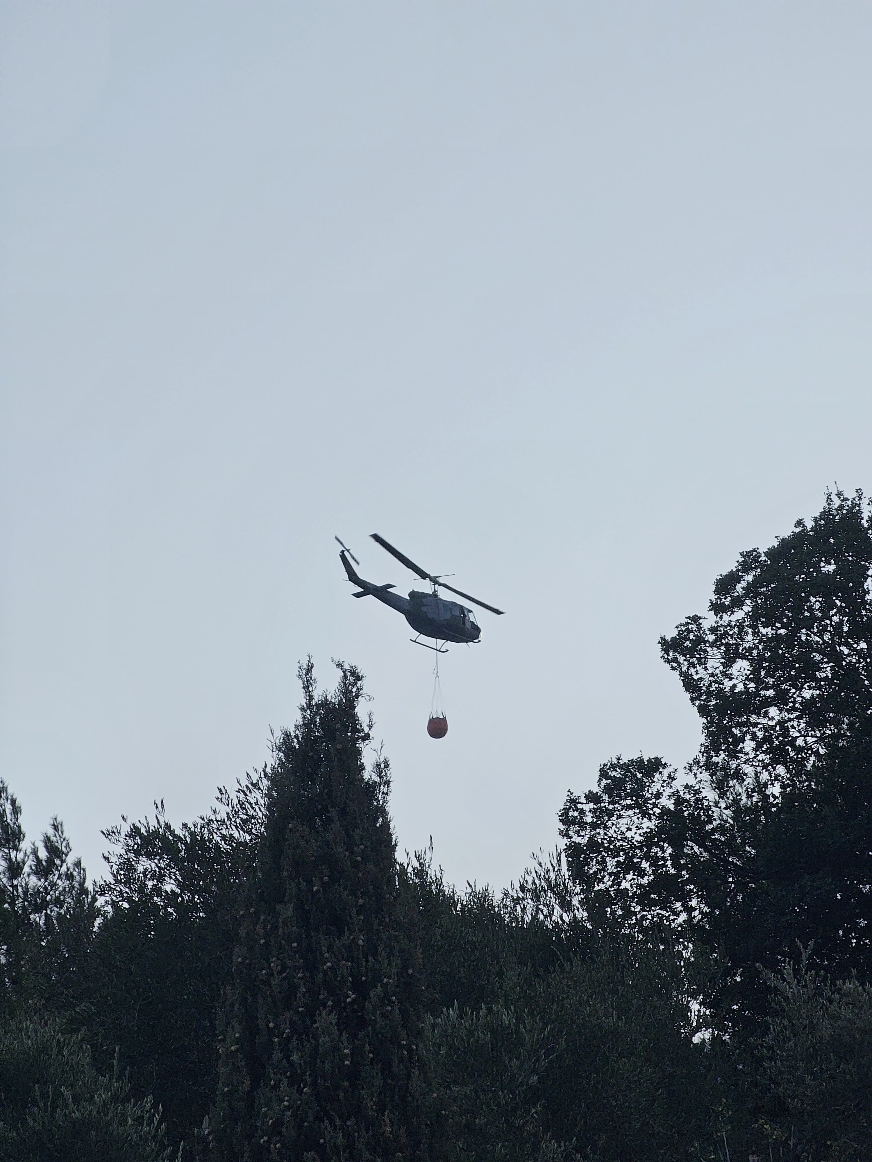 طوافة الجيش تساعد في إخماد النيران.