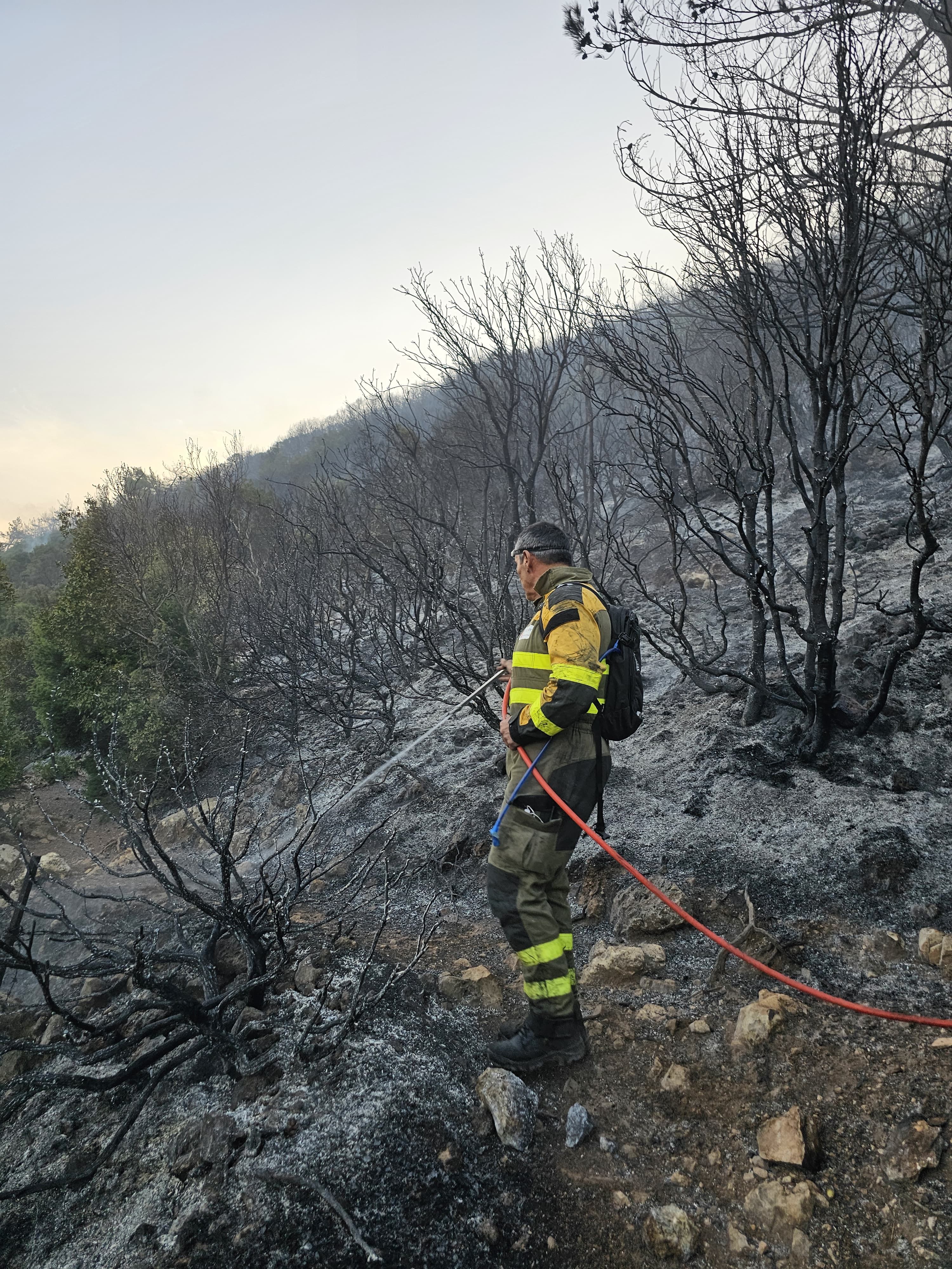 إخماد الحريق.