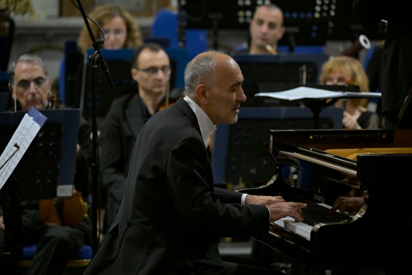 عازف البيانو والمؤلف عبد الرحمن الباشا (المكتب الإعلامي).