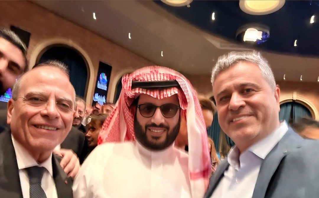 المخرج سامر البرقاوي والمنتج صادق الصباح مع المستشار تركي آل الشيخ (إنستغرام)