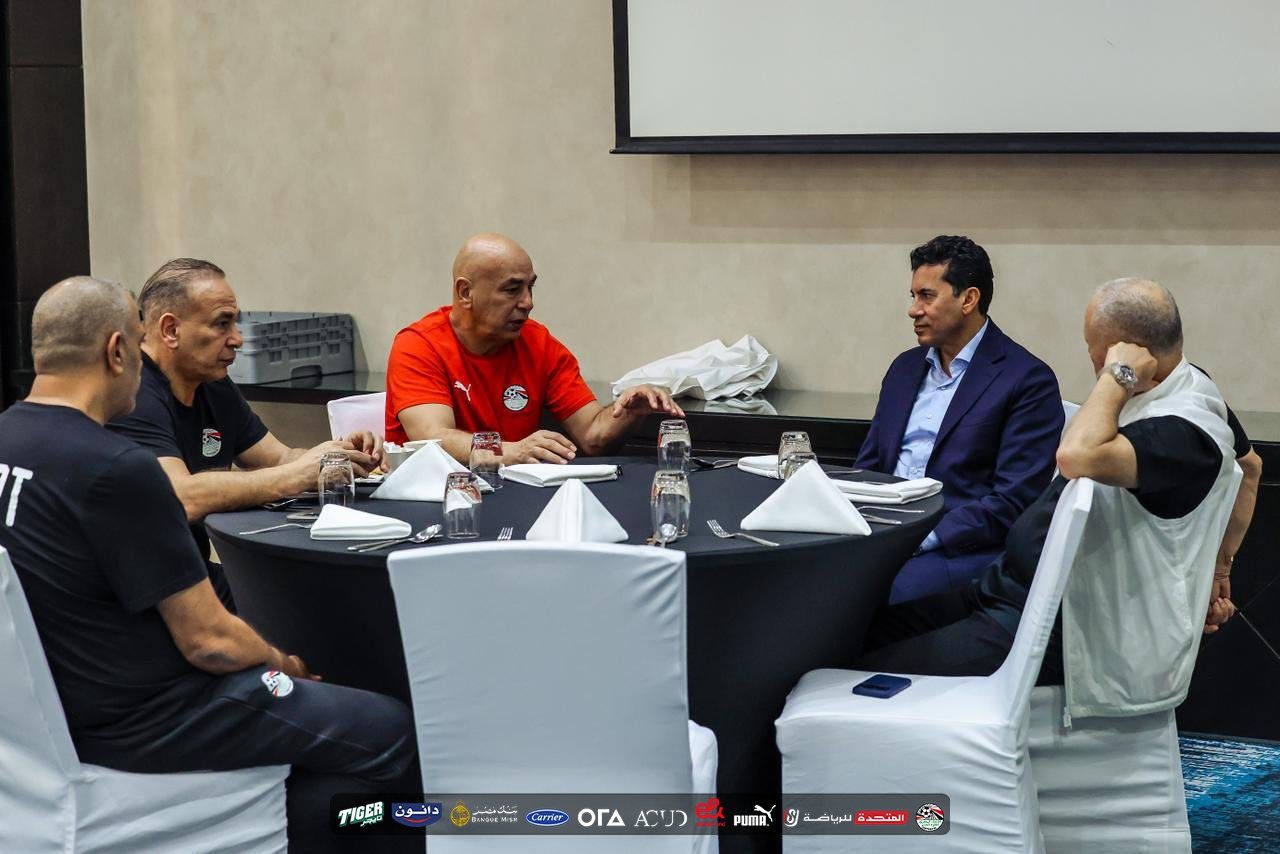 قد تكون صورة شخص أو أكثر ونص