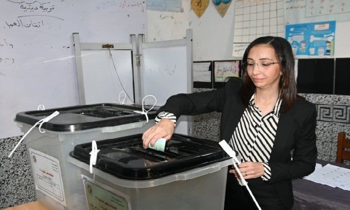 محافظ البحيرة تُدلي بصوتها في انتخابات النواب.. وتؤكد: الإقبال يعكس وعي المواطنين ومسؤوليتهم الوطنية