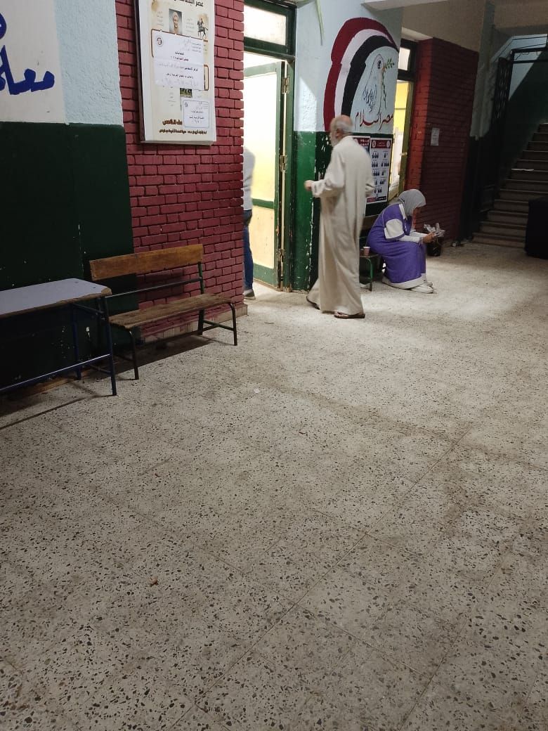 كبار السن يدلون بأصواتهم ويمارسون حقهم الدستورى