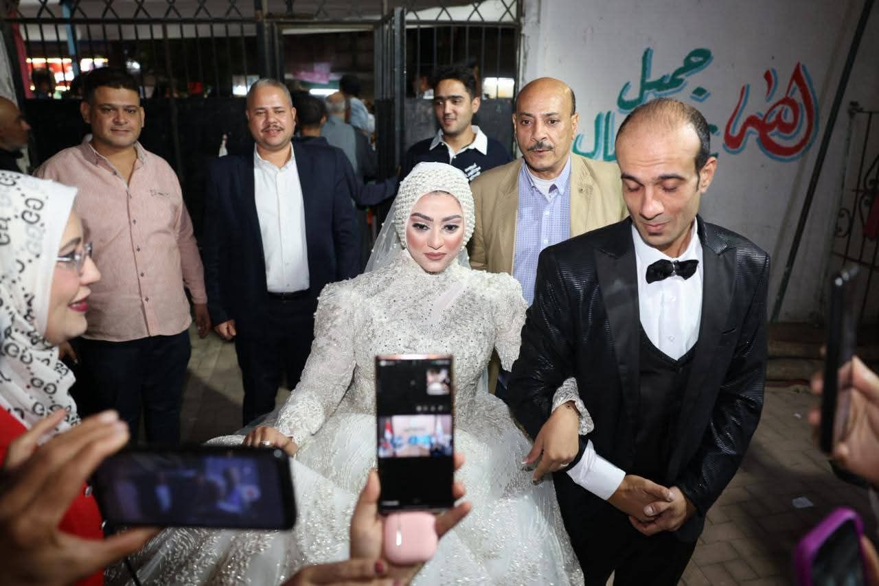 العريس والعروسة يدليان بصوتهم