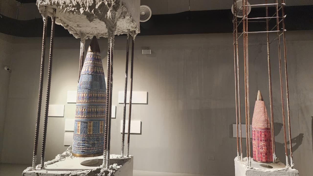 قذيفتان مطرّزتان ضمن أعمال المعرض