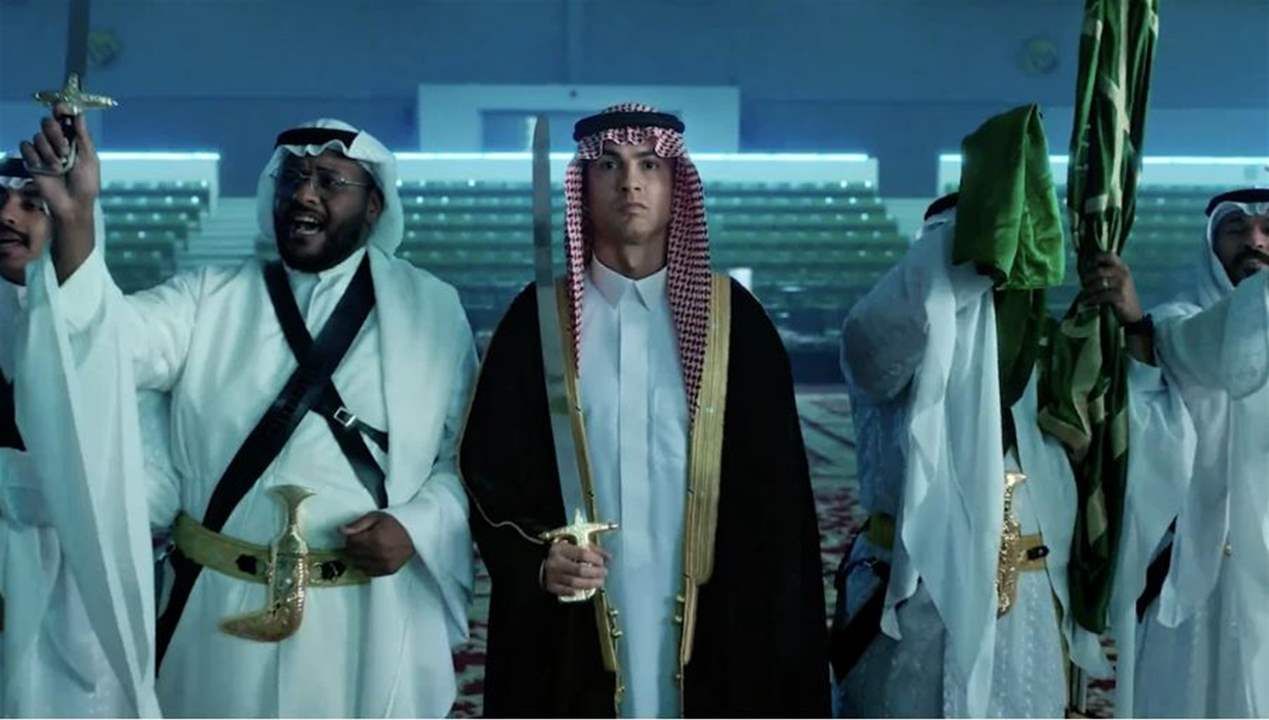 كريستيانو رونالدو بالزي السعودي.