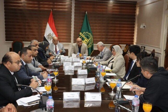 محافظ القليوبية يناقش آليات تنفيذ مشروع تحويل النفايات إلى طاقة كهربائية