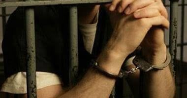 مباحث شبرا تضبط عاطل متلبسًا بمخدرات وسلاح ناري مباحث شبرا تضبط عاطل متلبسًا بمخدرات وسلاح ناري