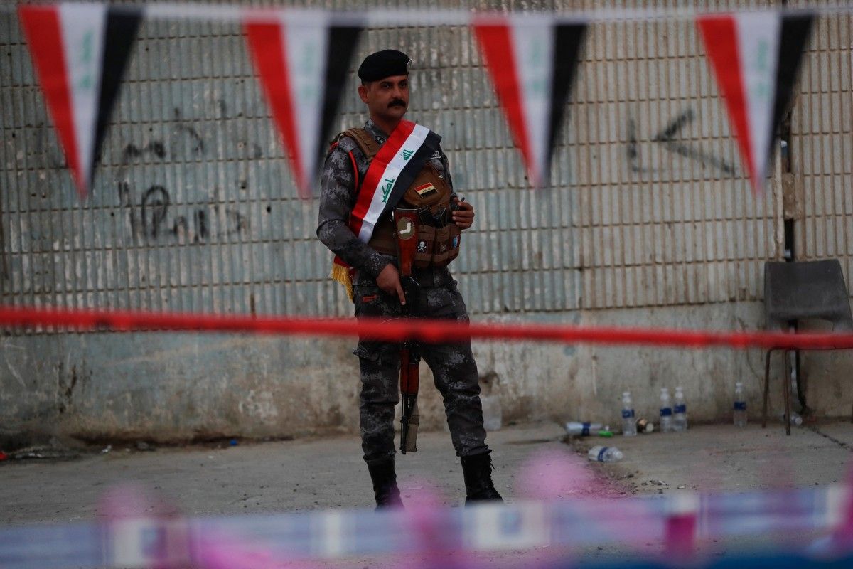 أحد أفراد قوات الأمن العراقية يحرس مركز اقتراع في منطقة الأعظمية ببغداد. (أ ف ب)