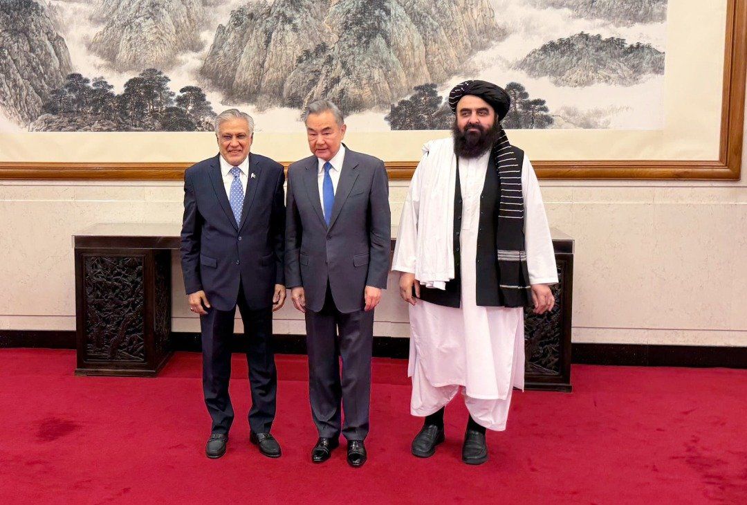 مشهد من الاجتماع الثلاثي بين وزراء خارجية الصين وباكستان وأفغانستان(وزارة الخارجية الأفغانية)