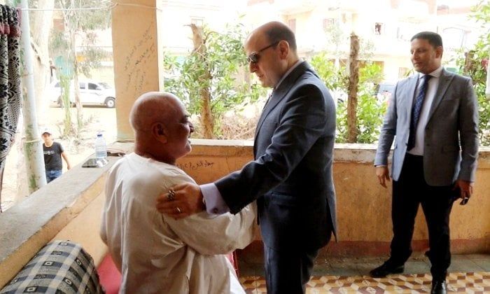 محافظ كفر الشيخ يستجيب لمواطن ويزور والده المريض في منزله محافظ كفر الشيخ يستجيب لمواطن ويزور والده المريض في منزله