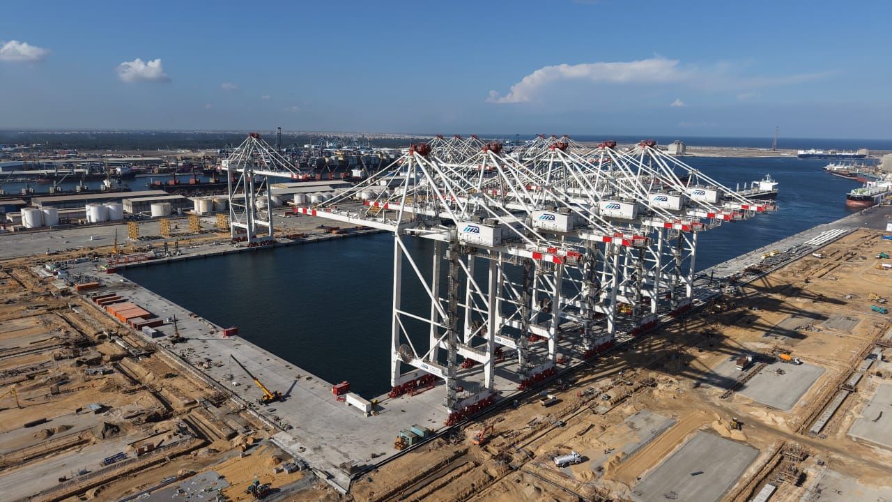 جانب من الحاويات بالمحطة