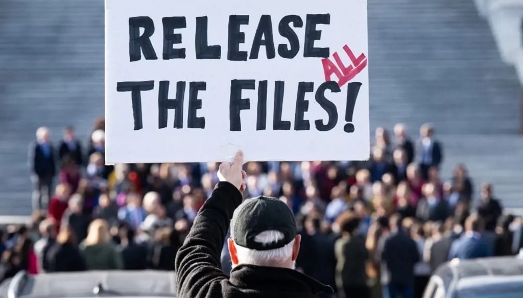 متظاهر يطالب بنشر ملفات قضية جيفري إبستين، خارج مبنى الكابيتول في واشنطن. (أ ف ب)