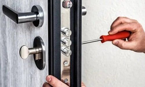 دليلك لاختيار أبواب شقق خارجية مودرن تجمع بين الأمان والأناقة دليلك لاختيار أبواب شقق خارجية مودرن تجمع بين الأمان والأناقة