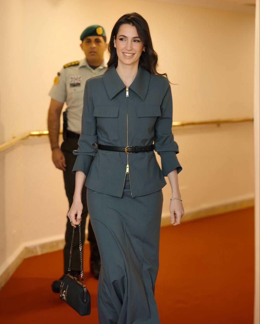 الأميرة رجوة تحمل حقيبة باسم الأميرة إيمان في افتتاح الدورة العادية لمجلس الأمة الأردني (انستغرام)