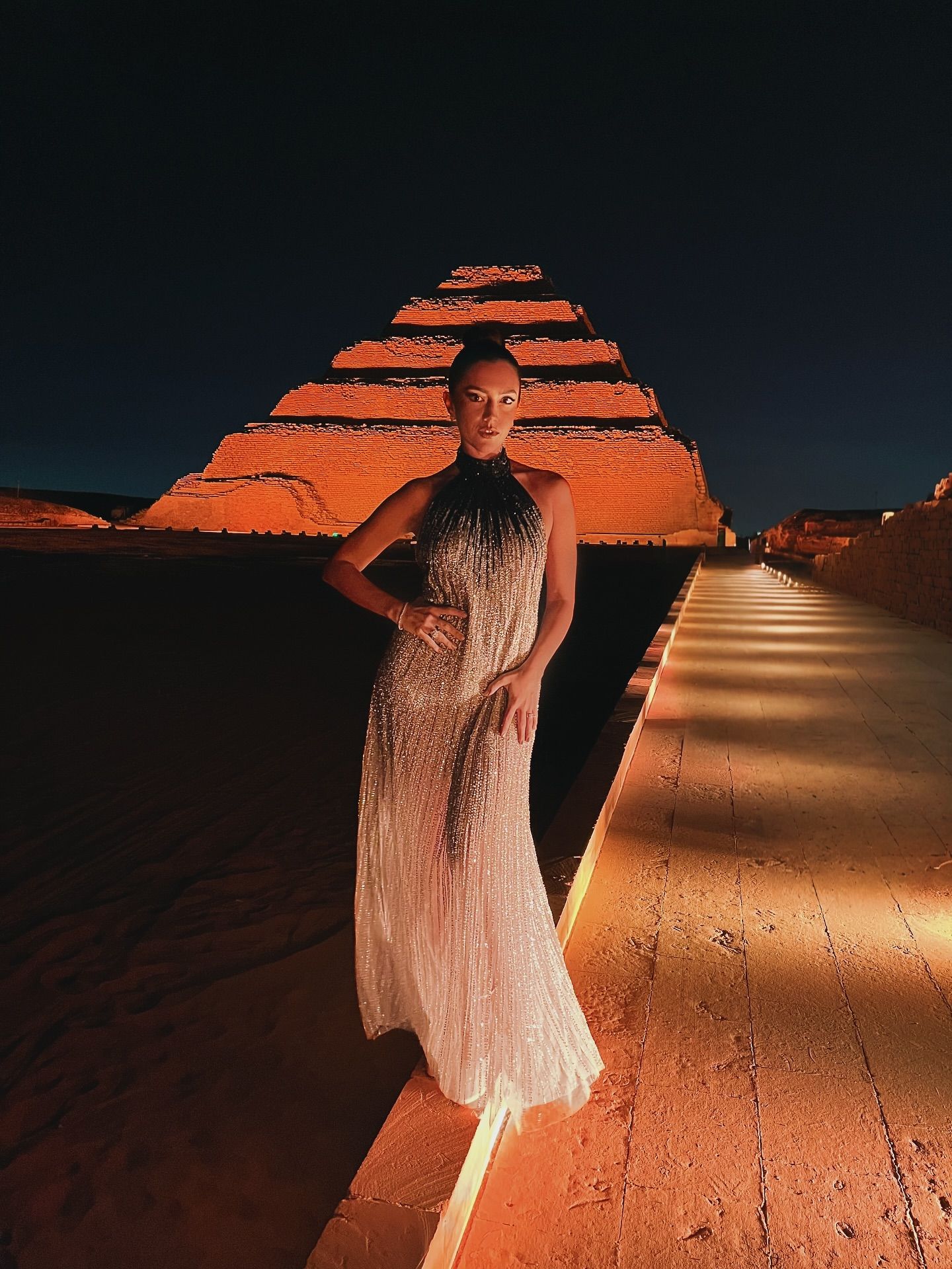 ستيفاني عطالله أمام خلفيّة الأهرام (إنستغرام)