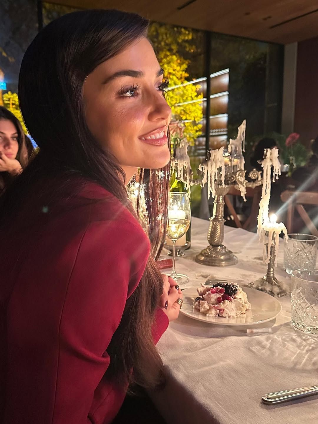 هانده ارتشيل بمكياج أنثوي ناعم (انستغرام)