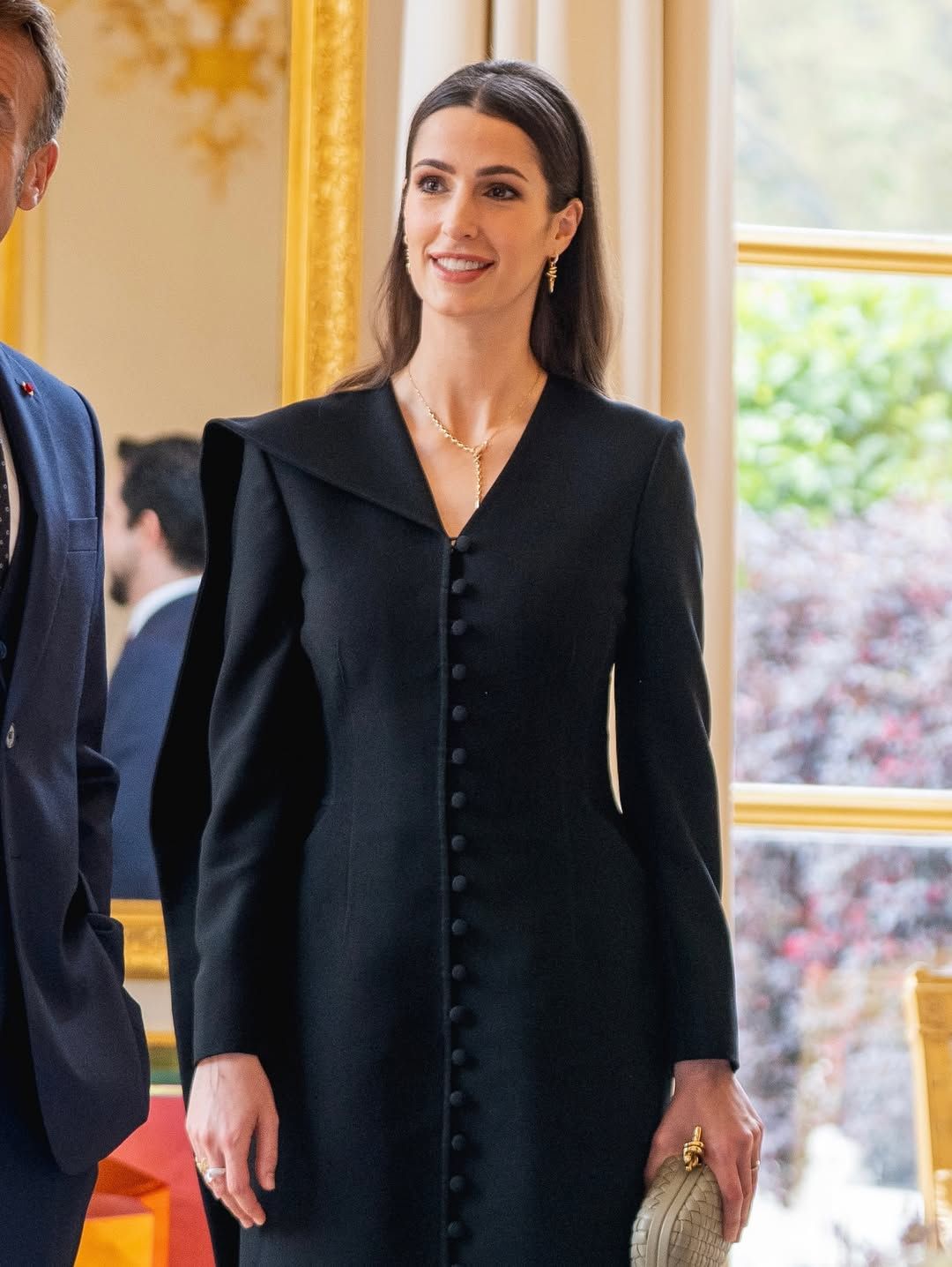 الاميرة رجوة بفستان أسود بتصميم سعودي خلال زيارتها الى فرنسا مع ولي العهد الاردني الامير الحسين (انستغرام)