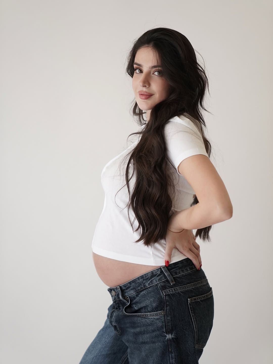 ملكة جمال لبنان 2017 بيرلا حلو بجلسة تصوير تظهر حملها (إنستغرام).