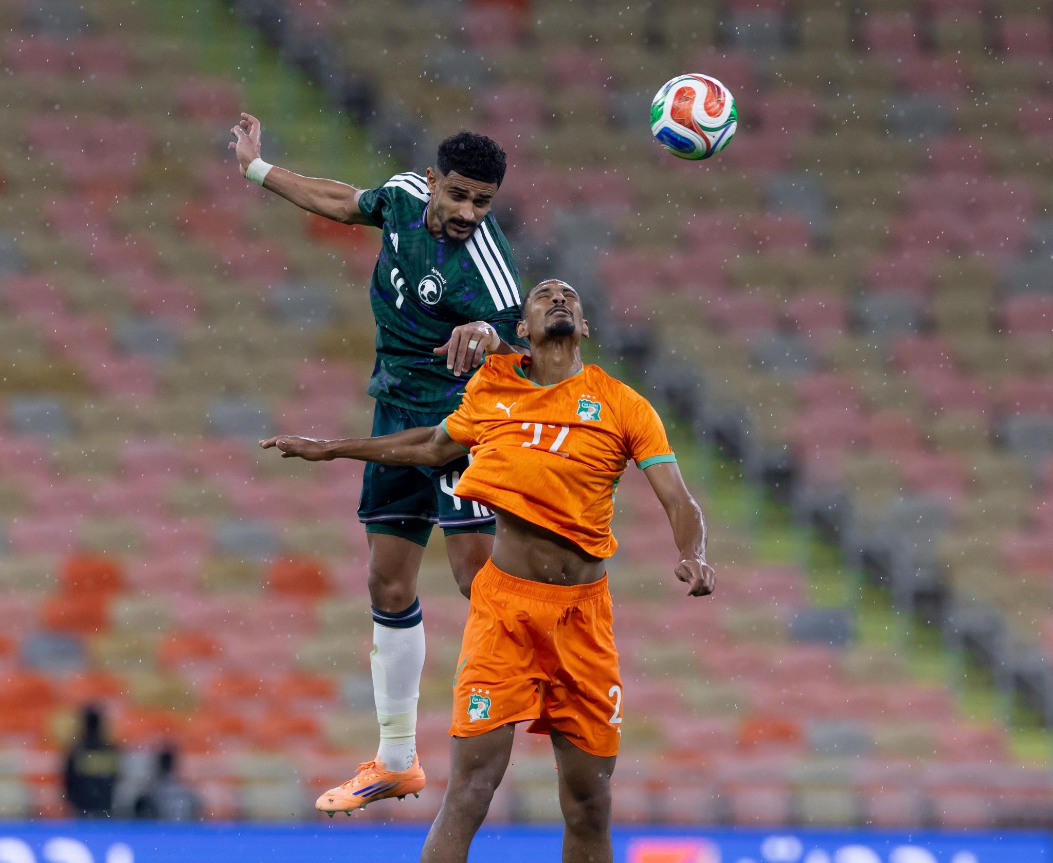 من مباراة السعودية وساحل العاج. (وكالات)