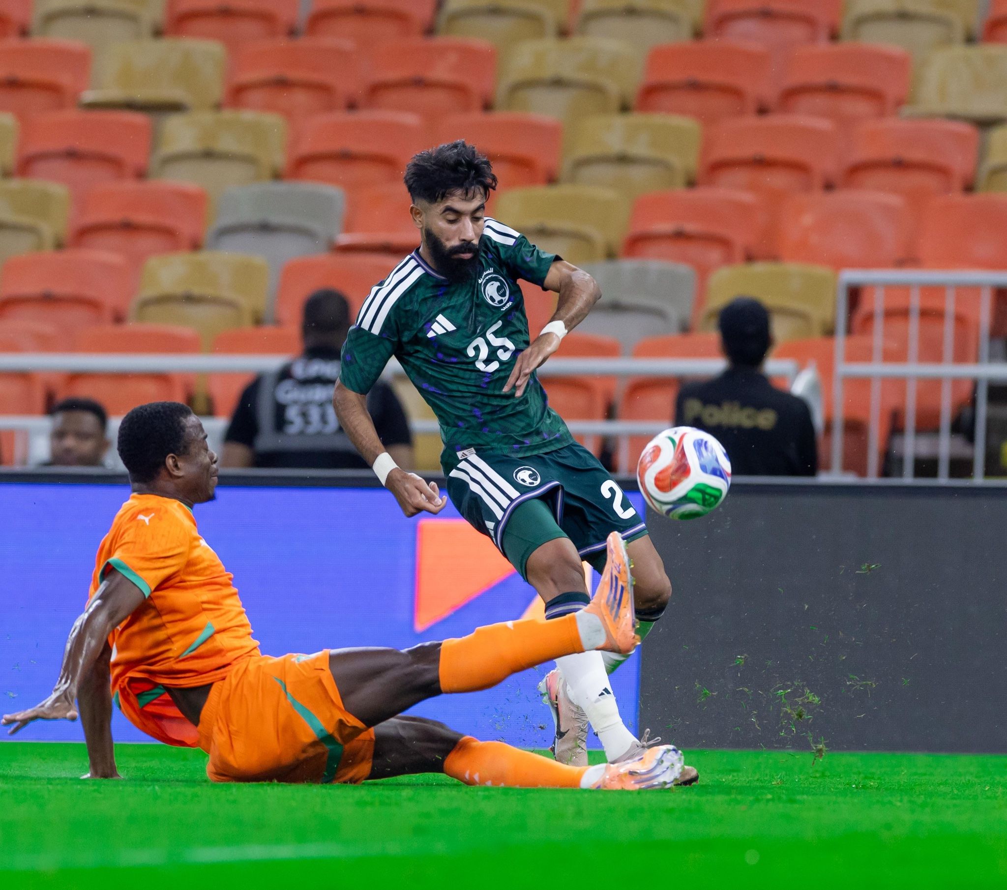 من مباراة السعودية وساحل العاج. (وكالات)