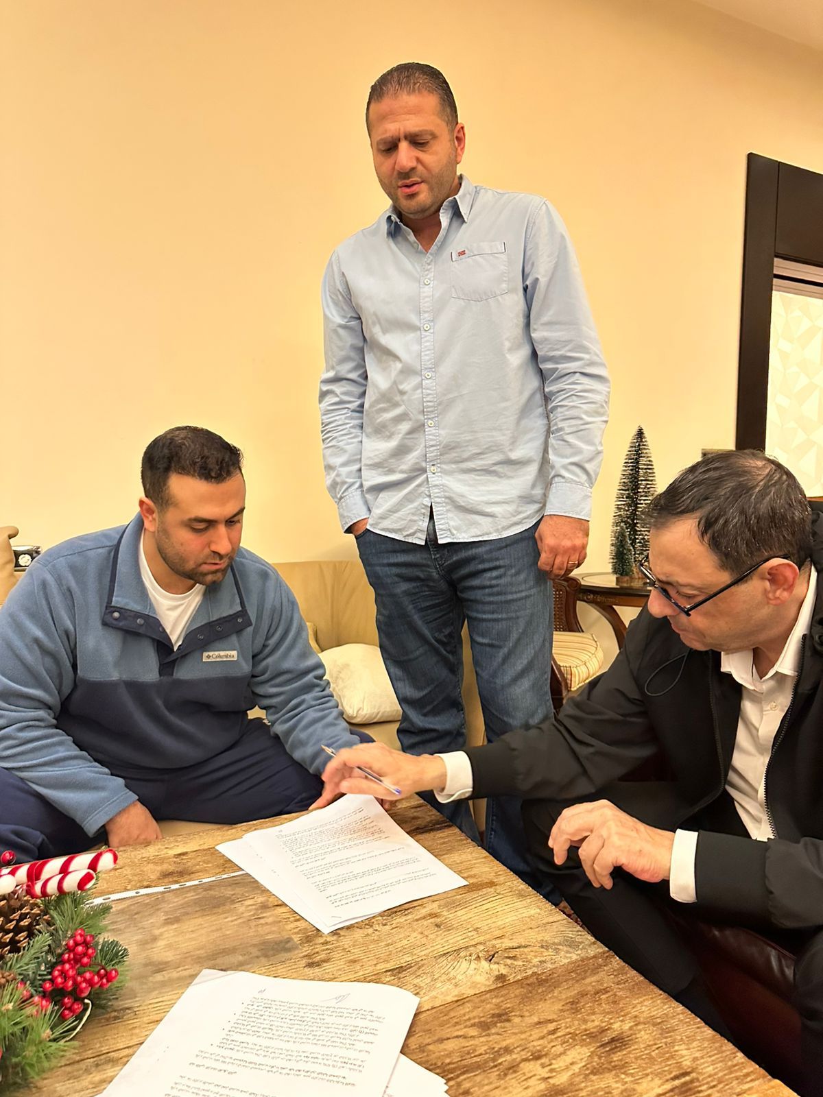 رئيس الاتحاد اللبناني لكرة السلة أكرم الحلبي والمدرب جورج جعجع. (وكالات)