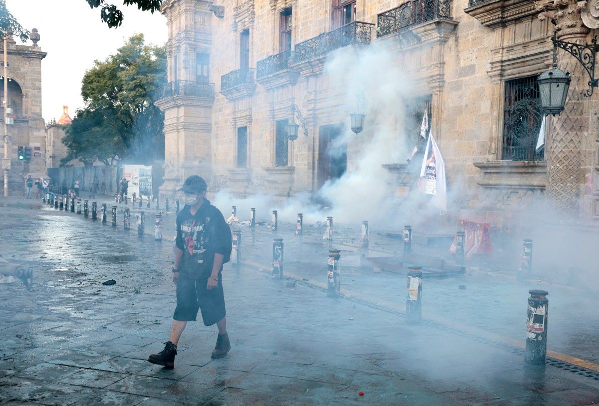 أعمال الشغب خلال التظاهرة (أ ف ب).