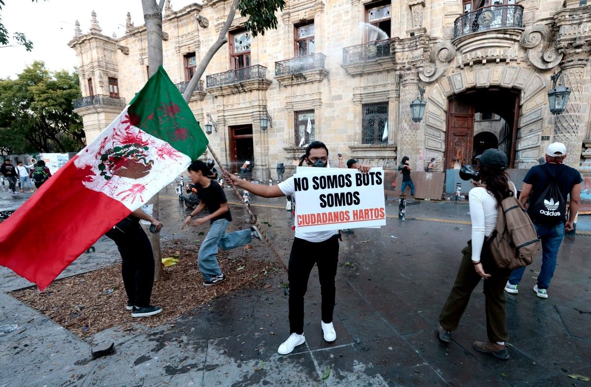 أعمال الشغب خلال التظاهرة (أ ف ب).