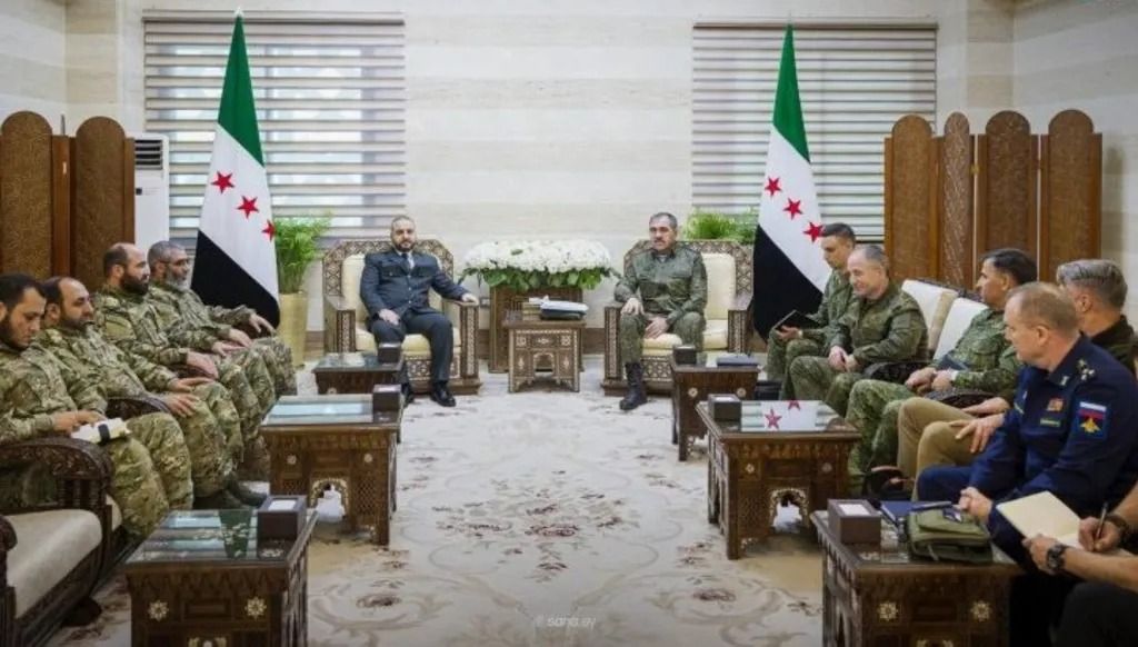 وزير الدفاع السوري اللواء مرهف أبو قصرة مجتمعاً بالوفد الروسي في دمشق. (سانا)