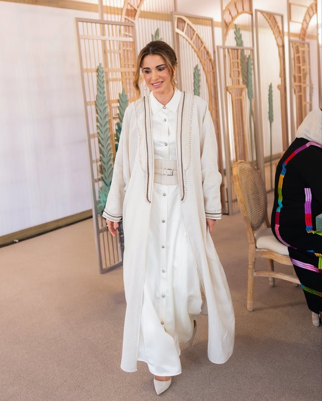 الملكة رانيا بعباءة بيضاء في لقاء سيدات المفرق في بلدة أم الجمال (انستغرام)