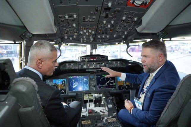 رئيس مصر للطيران يتفقد طائرة «Boeing 777X» أثناء مشاركتها في العرض الثابت بمعرض دبي للطيران 2025 رئيس مصر للطيران يتفقد طائرة «Boeing 777X» أثناء مشاركتها في العرض الثابت بمعرض دبي للطيران 2025