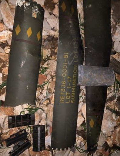 تشير العلامات الصفراء الماسية إلى أن القذيفة تحتوي على ذخائر صغيرة شديدة الانفجار (الغارديان)