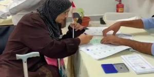 بعكاز و كرسي متحرك.. مسنة تدلي بصوتها في انتخابات مجلس النواب بالإسكندرية - المصدر 24