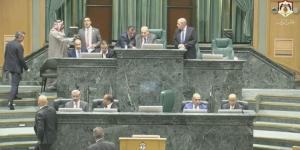 القاضي يرفع جلسة النواب بعد توتر ومشادات لدى بدء اختيار اعضاء اللجان الدائمة #عاجل - المصدر 24