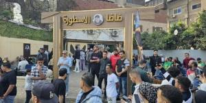 من أمام «كافيه ضاضا».. أهالي إمبابة يترقبون وصول جثمان الراحل إسماعيل الليثي - المصدر 24