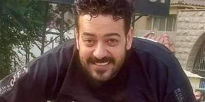 مصطفى كامل نقيب الموسيقين وحمادة الليثي في انتظار جثمان إسماعيل الليثي - المصدر 24