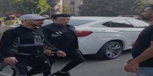 وسط حالة حزن.. أهالي إمبابة ينتظرون وصول جثمان المطرب إسماعيل الليثي «فيديو» - المصدر 24