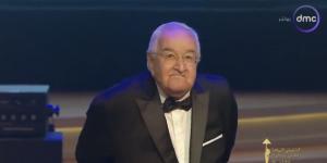 محمد عبد العزيز أثناء تكريمه في افتتاح مهرجان القاهرة السينمائي: أنا بعيش لحظة مهمة هفضل فاكرها طول العمر - المصدر 24