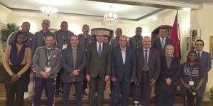 بالصور.. سفير مصر يستقبل فرقة «أناكوندا» المسرحية بمقر السفارة في نيروبي - المصدر 24