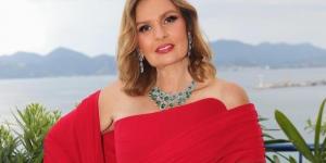 يسرا بالشعر المموج الكلاسيكي في افتتاح مهرجان القاهرة 2025 - المصدر 24