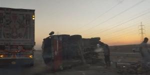 يزن 6 أطنان.. انقلاب سيارة نقل محملة بصندوق حديد بالقليوبية - المصدر 24