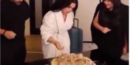 بالفيديو .. هيفاء وهبي تأكل المنسف الأردني بيدها لأول مرة بعد حفلها في عمان - المصدر 24