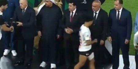 «لم يكن يعرف هويتهم».. والد «بيزيرا» يكشف سبب عدم سلام نجله على المسئولين بنهائي السوبر - المصدر 24