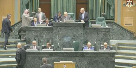 القاضي يرفع جلسة النواب بعد توتر ومشادات لدى بدء اختيار اعضاء اللجان الدائمة #عاجل - المصدر 24
