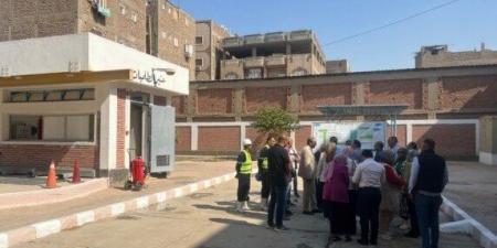 محافظ قنا ومساعد وزير التنمية المحلية وفريق البنك الدولي يتفقدون مشروع الصرف الصحي بمدينة قفط - المصدر 24